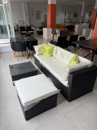 Set di divani e cuscini per esterni in rattan marrone

