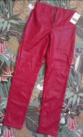 Pantalones cuero sintético burdeos