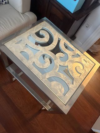 Mesita auxiliar plateada con diseño