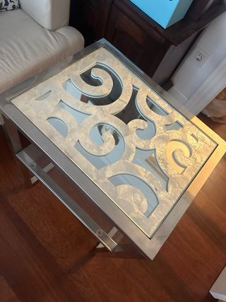 Mesita auxiliar plateada con diseño