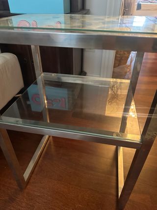 Mesita auxiliar plateada con diseño