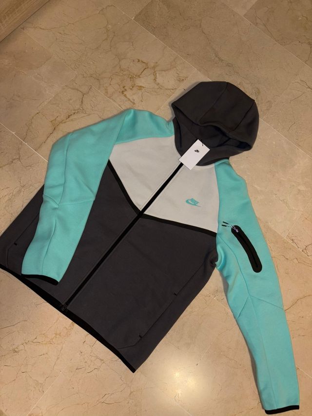 Sudadera Nike Tech Gris y Turquesa