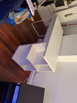Mesa de escritorio blanca con cajón y almacenaje