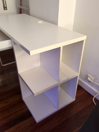 Mesa de escritorio blanca con cajón y almacenaje