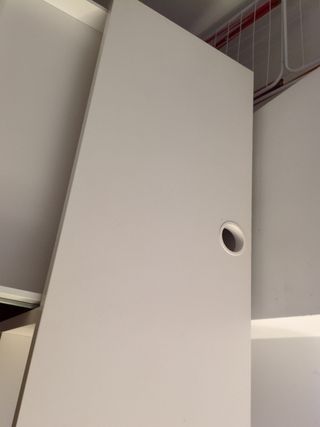 Mesa de escritorio blanca con cajón y almacenaje