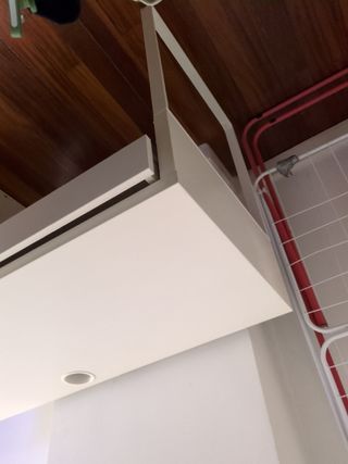 Mesa de escritorio blanca con cajón y almacenaje