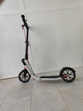 Patinete plegable blanco y negro