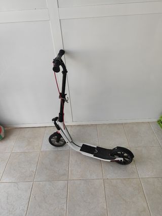 Patinete plegable blanco y negro