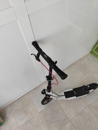 Patinete plegable blanco y negro