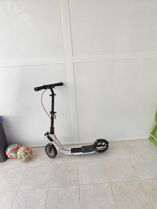 Patinete plegable blanco y negro