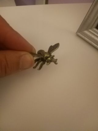 Abeja de latón decorativa