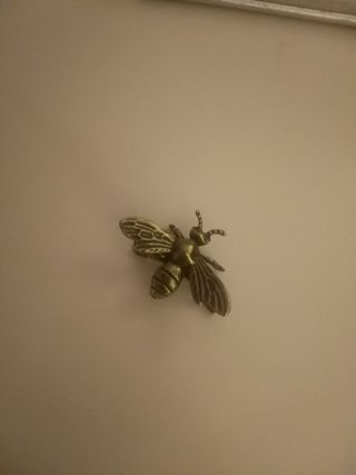 Abeja de latón decorativa