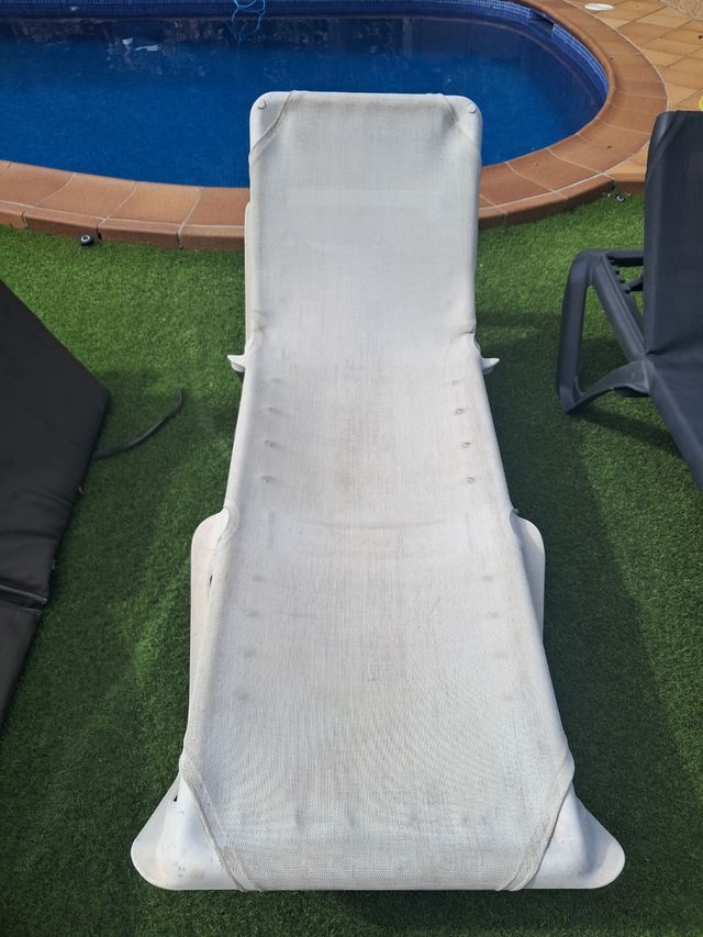 Tumbona de tela y plástico beige