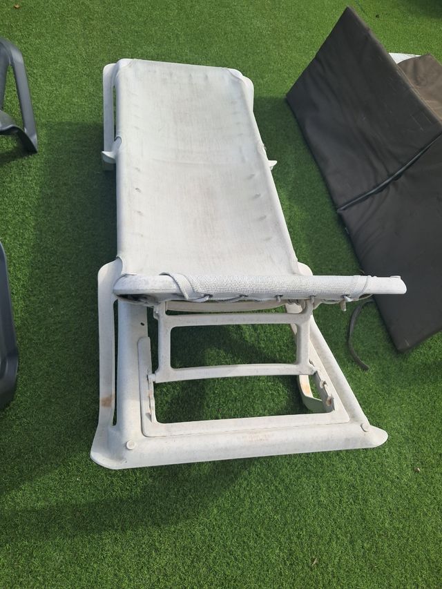 Tumbona de tela y plástico beige