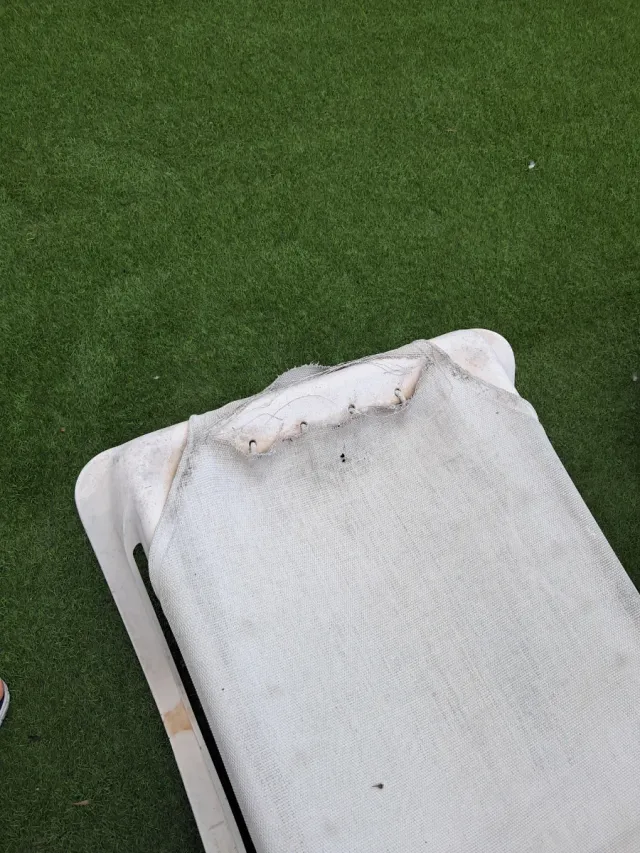 Tumbona de tela y plástico beige