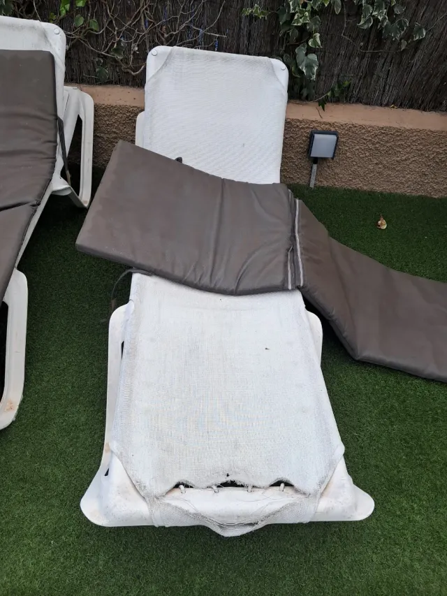 Tumbona de tela y plástico beige