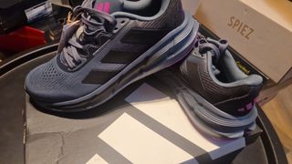 Zapatillas Adidas grises y rosas