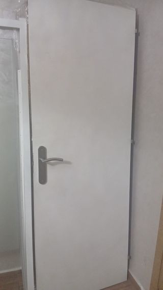 Puerta blanca con manilla