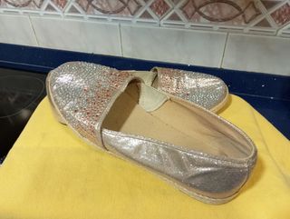 Zapatillas doradas y plateadas con pedrería