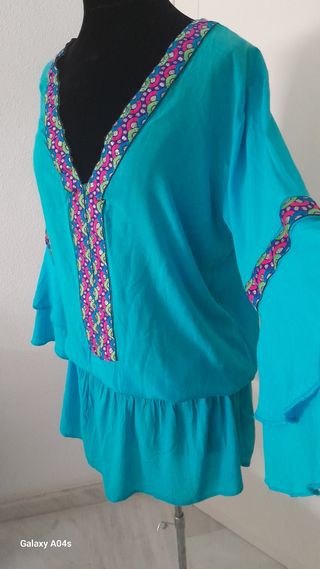 Vestido de playa azul y multicolor