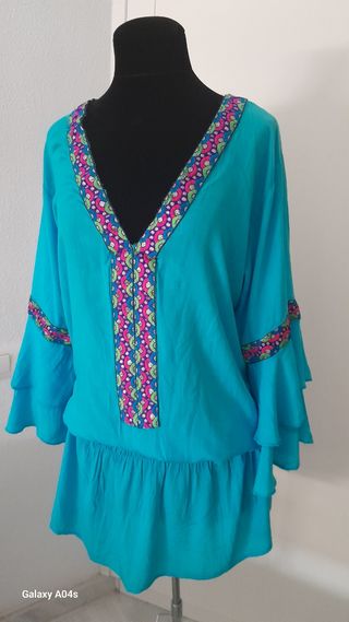 Vestido de playa azul y multicolor