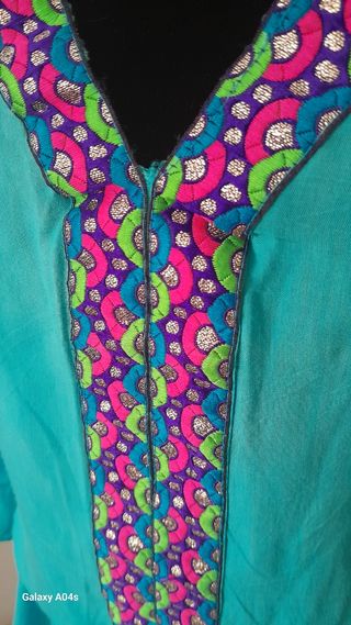 Vestido de playa azul y multicolor