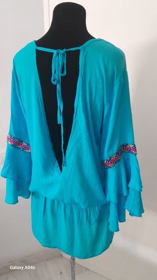 Vestido de playa azul y multicolor