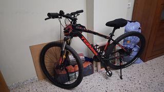 Bicicleta de Montaña Negra y Roja