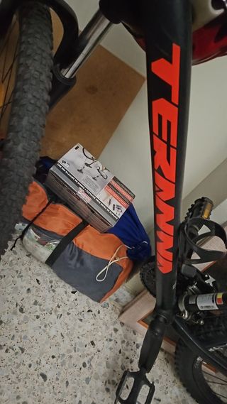 Bicicleta de Montaña Negra y Roja