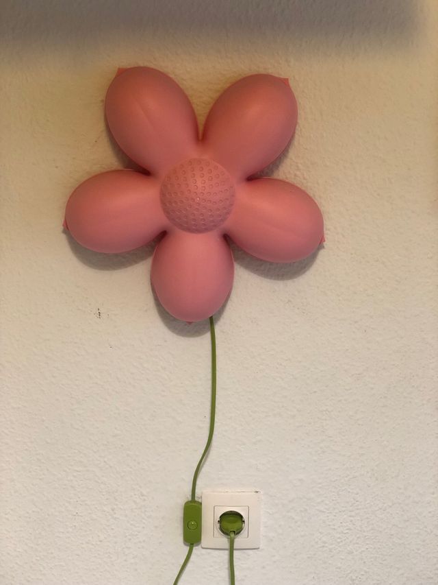 Lámpara flor rosa Ikea