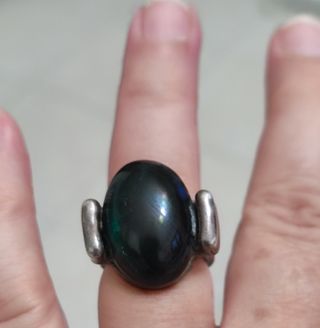 Anillo plateado con piedra negra ovalada