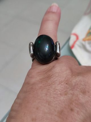 Anillo plateado con piedra negra ovalada