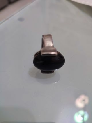 Anillo plateado con piedra negra ovalada