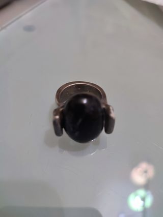 Anillo plateado con piedra negra ovalada