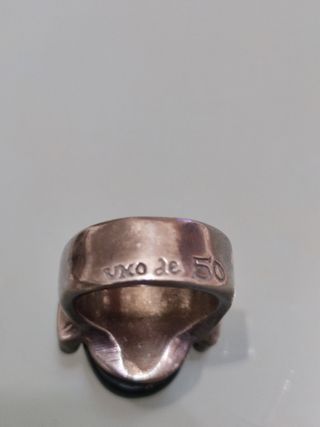 Anillo plateado con piedra negra ovalada
