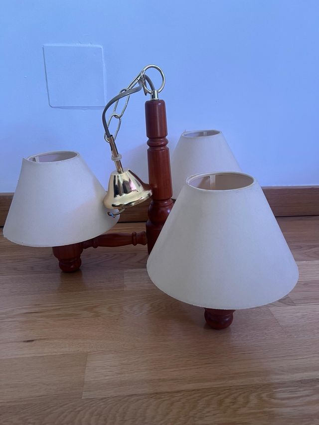 Lámpara de madera con pantalla beige