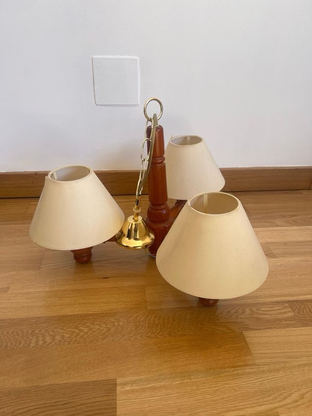 Lámpara de madera con pantalla beige