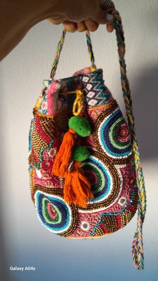 Bolso de pedrería multicolor con flecos