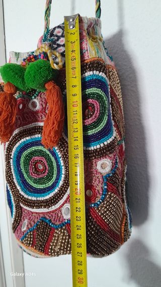 Bolso de pedrería multicolor con flecos