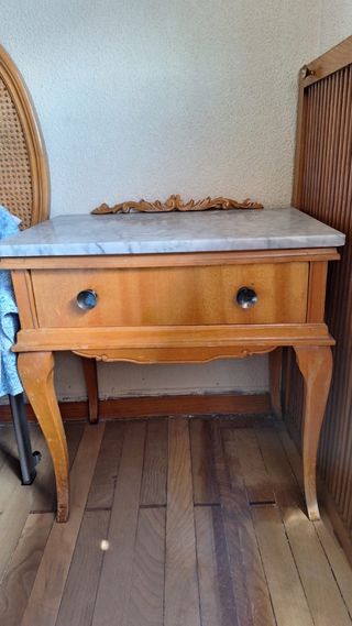 Mesitas de noche antiguas de madera y mármol
