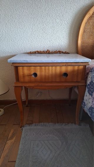 Mesitas de noche antiguas de madera y mármol