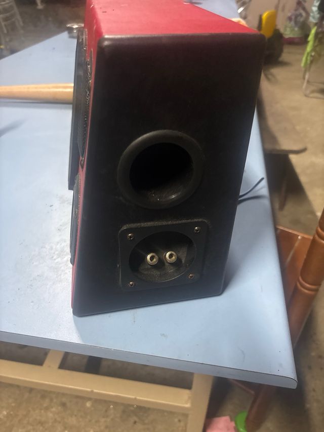 Se vende subwoofer rojo