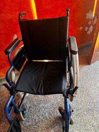 silla de ruedas plegable de aluminio como nueva