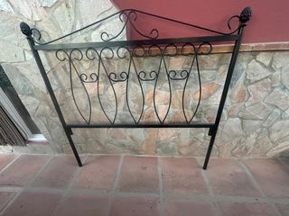 Cabecero de forja negro ideal para cama de 135cm