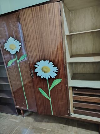 Armario de madera con flores