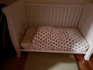 Cuna de bebé con colchón