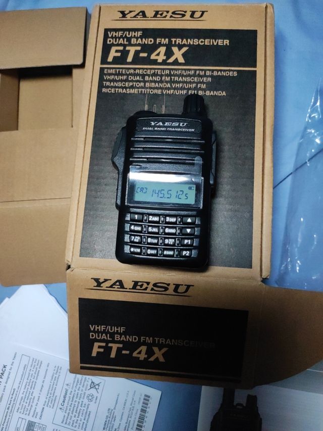 Yaesu FT-4Xe Walkie Talkie