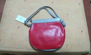Bolso gris y rojo