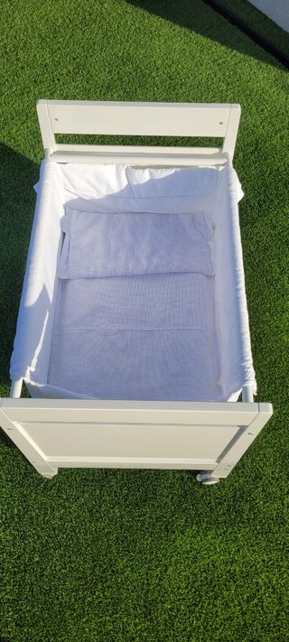 Minicuna blanca con ruedas