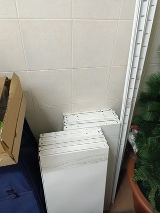 Estanterías metálicas blancas